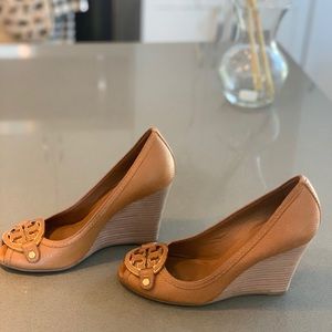Tory Burch pebble leather Brown Gold Logo wedges